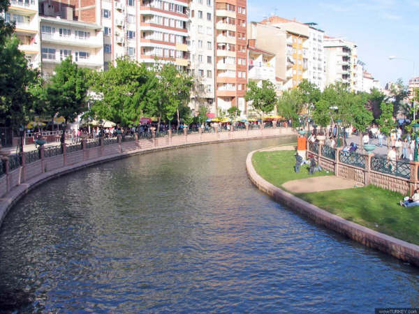 Tiyatro knda Miniklere Fidan Hediyesi